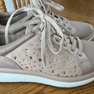 Clarks Women's Rose Gold Pink Sneakers athletic shoes wit pink Rhinestone Detail